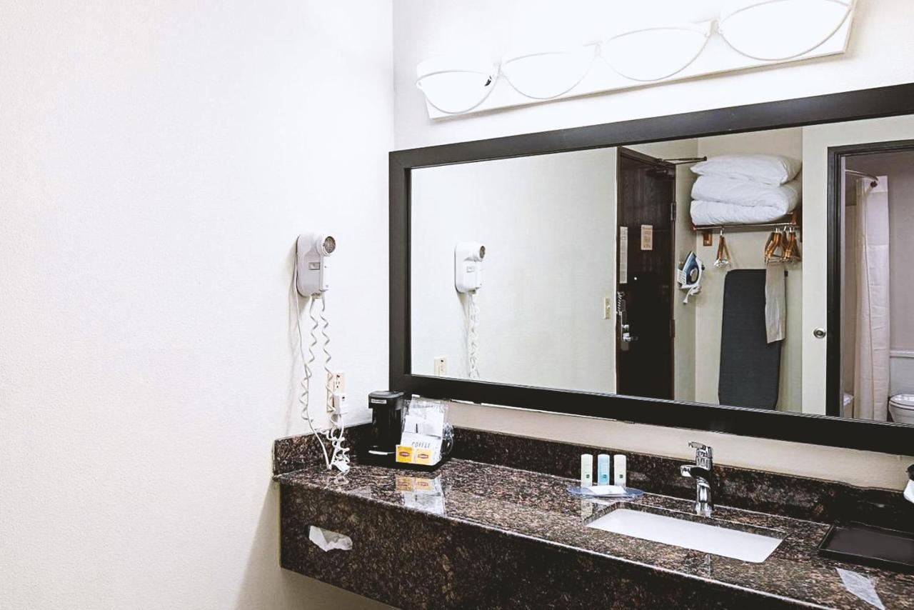Norwood Inn & Suites Milwaukee Butler Εξωτερικό φωτογραφία