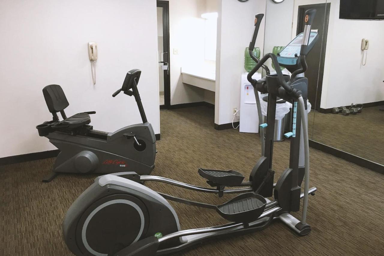 Norwood Inn & Suites Milwaukee Butler Εξωτερικό φωτογραφία