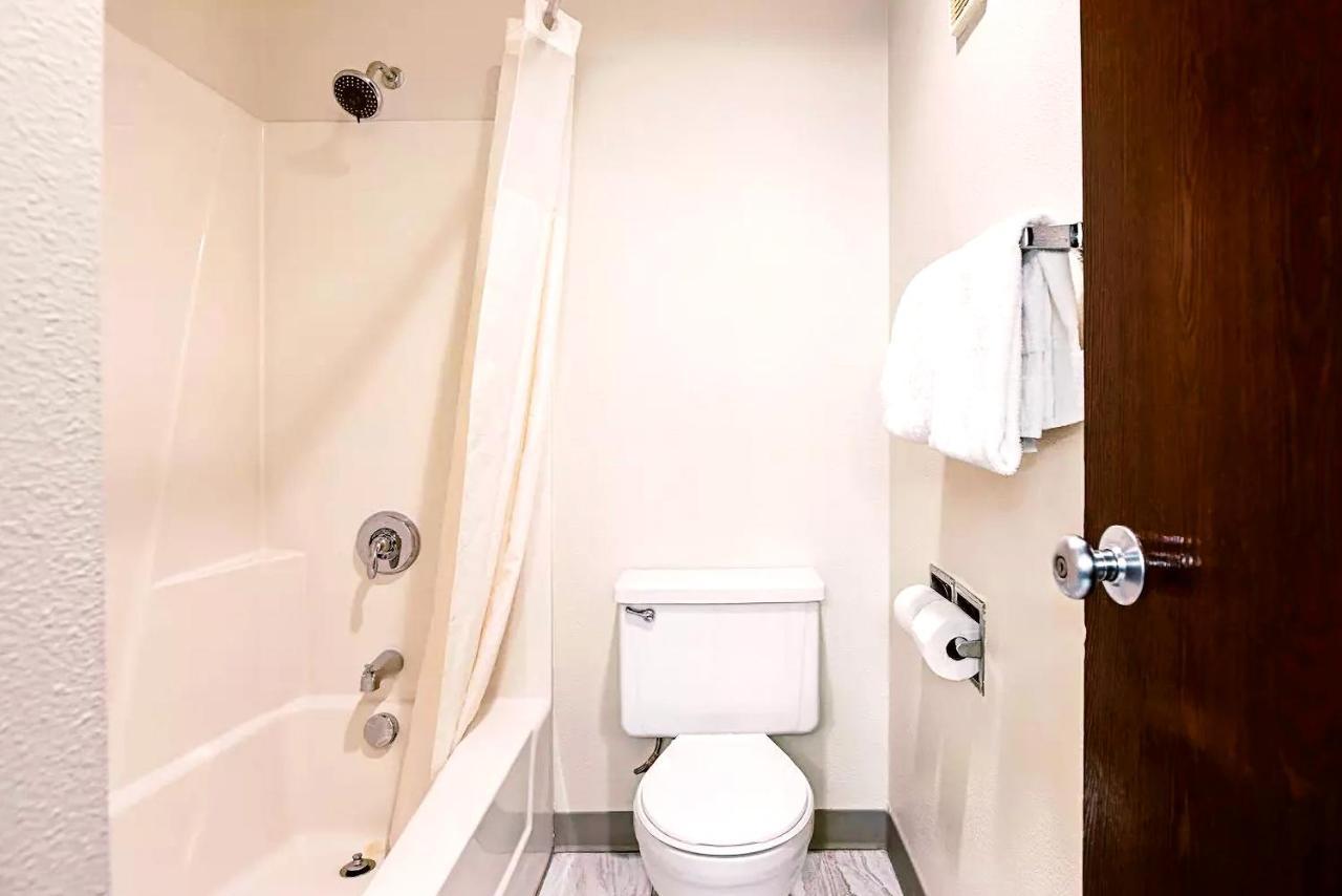 Norwood Inn & Suites Milwaukee Butler Εξωτερικό φωτογραφία