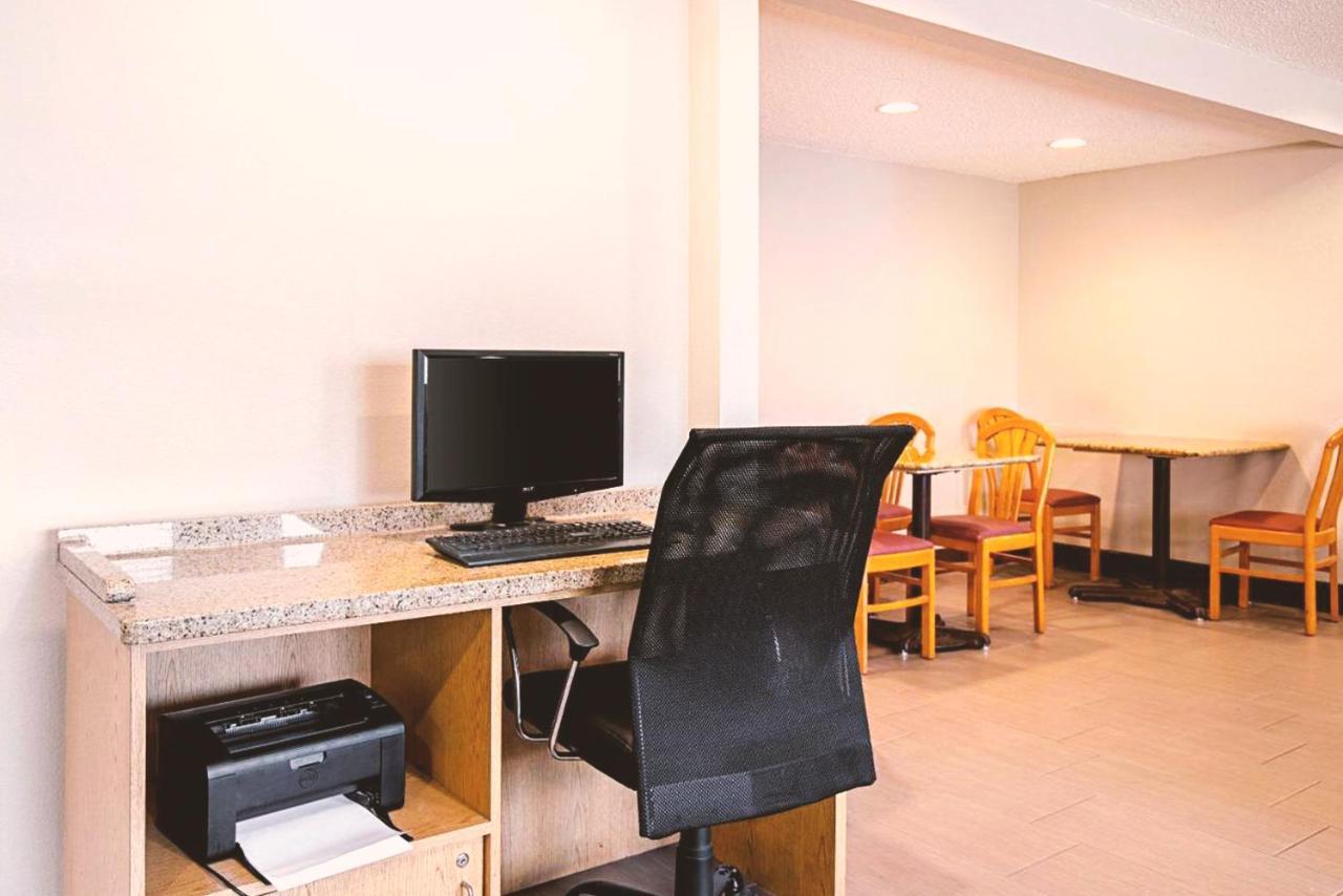 Norwood Inn & Suites Milwaukee Butler Εξωτερικό φωτογραφία